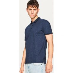 Koszulka polo z mikroprintem - Granatowy. Niebieskie koszulki polo męskie Reserved. W wyprzedaży za 49.99 zł.