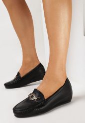 Czarne Półbuty na Koturnie z Ozdobną Klamrą w Stylu Mokasynów i Przeszyciami oraz Skórzaną Wkładką Fenilla. Czarne półbuty damskie Born2be, bez wzorów, klasyczne, bez obcasa, na koturnie, bez zapięcia. Za 59.99 zł.