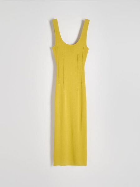 Sukienka midi z wiskozą - warm olive. Zielone sukienki damskie Reserved, l, bez wzorów, z dzianiny, bez kołnierzyka, bez ramiączek, midi, dopasowane. W wyprzedaży za 59.99 zł.