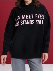 Bluza hoodie z napisem - czarny. Czarne bluzy damskie Sinsay, l, bez wzorów, bez kaptura. Za 49.99 zł.