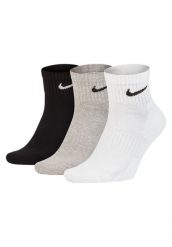 Skarpety do biegania unisex Everyday Cushion Ankle 3 Pary. Białe skarpety męskie Nike, bez wzorów, z bawełny. Za 59.99 zł.