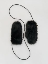 Rękawiczki ze sztucznego futerka - czarny. Czarne rękawiczki damskie Reserved, bez wzorów. Za 99.99 zł.