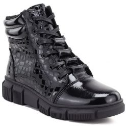 Skórzane botki damskie lakierowane kroko czarne eVento 5BT17-9315. Czarne botki damskie eVento, z lakierowanej skóry, bez obcasa, na koturnie, bez zapięcia. Za 209.99 zł.