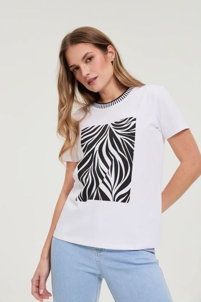T-shirt z nadrukiem biały. Białe bluzki damskie MOODO, l, bez wzorów, z bawełny, bez kołnierzyka, bez ramiączek. W wyprzedaży za 16.99 zł.