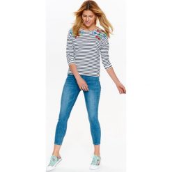 DAMSKA NIEROZPINANA BLUZA W PASKI Z APLIKACJĄ. Białe bluzy damskie TOP SECRET, na lato, z aplikacjami, z dzianiny, bez kaptura. W wyprzedaży za 44.99 zł.