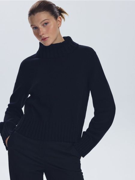 Sweter z golfem - czarny. Czarne swetry damskie Reserved, l, bez wzorów, z dzianiny, bez kołnierzyka, bez ramiączek, bez kaptura. Za 109.99 zł.