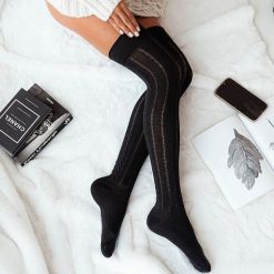 Czarne ażurowe zakolanówki z warkoczem 223. Czarne skarpety damskie Milena, w ażurowe wzory, z bawełny. Za 29.00 zł.