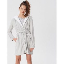 Szlafrok z kapturem - Jasny szary. Szlafroki damskie Sinsay. W wyprzedaży za 49.99 zł.