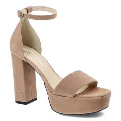 Beżowe Sandały Carinii Skórzane Buty Damskie. Brązowe klapki damskie Carinii, bez wzorów, ze skóry, bez obcasa, na obcasie, bez zapięcia. Za 429.00 zł.