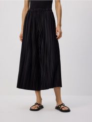 Plisowane spodnie culotte - czarny. Czarne spodnie materiałowe damskie Reserved, l, bez wzorów, z dzianiny. Za 89.99 zł.