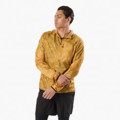 Kurtka wiatrówka treningowa męska Swedemount Packable szybkoschnąca oddychająca. Żółte kurtki męskie SWEDEMOUNT, m, bez wzorów, z softshellu, do biegania. Za 199.99 zł.