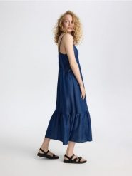 Jeansowa sukienka z lyocellu - granatowy. Niebieskie sukienki damskie Reserved, l, bez wzorów, z denimu, bez kołnierzyka, bez ramiączek, maxi. W wyprzedaży za 59.99 zł.
