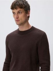 Strukturalny sweter z bawełny - ciemnobrązowy. Brązowe swetry przez głowę męskie Reserved, l, bez wzorów, z bawełny, bez kołnierzyka. Za 139.99 zł.