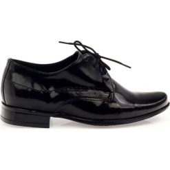 Czarne lakierowane buty dziecięce komunijne Gregors 429. Czarne półbuty chłopięce GREGORS, bez wzorów, z kauczuku, bez zapięcia. W wyprzedaży za 99.00 zł.