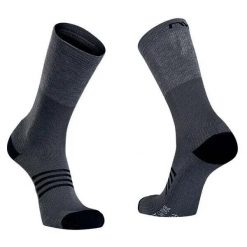 Skarpetki Northwave Extreme Pro High. Czarne skarpety męskie Northwave, bez wzorów, z wełny. Za 88.99 zł.