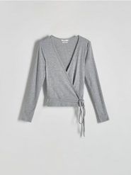 Bluzka z wiązaniem - jasnoszary. Szare bluzki damskie Reserved, l, bez wzorów, z dzianiny, bez kołnierzyka, bez ramiączek. W wyprzedaży za 19.99 zł.