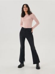 Wiskozowy sweter - różowy. Czerwone swetry damskie Sinsay, l, bez wzorów, z wiskozy, bez kołnierzyka, bez ramiączek, bez kaptura. W wyprzedaży za 11.99 zł.