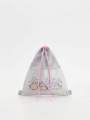 Plecak worek Pusheen - ciemnoszary. Szare torby i plecaki dziecięce Reserved, z materiału. W wyprzedaży za 29.99 zł.