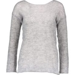 Sweter w kolorze szarym. Szare swetry damskie marki Benetton, z wełny, z dekoltem w łódkę. W wyprzedaży za 59.95 zł.