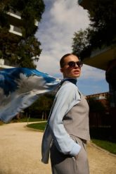 Szal w kwiaty błękitny. Niebieskie szaliki i chusty damskie MOODO, bez wzorów, z poliesteru. Za 49.99 zł.