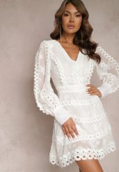 Biała Haftowana Sukienka Mini z Guzikami i Ażurowymi Wstawkami Albastra. Białe sukienki damskie Renee, m, w ażurowe wzory, boho, bez kołnierzyka, bez ramiączek, mini. Za 169.99 zł.