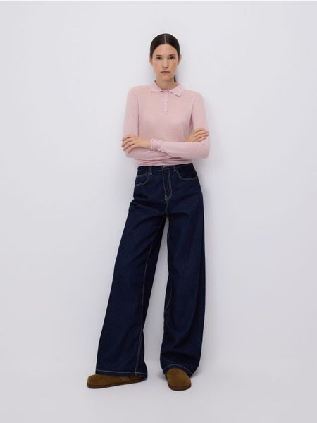 Wełniana bluzka - pastelowy róż. Czerwone bluzki damskie Reserved, l, bez wzorów, z dzianiny, bez kołnierzyka, bez ramiączek. W wyprzedaży za 129.99 zł.