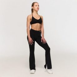 Spodnie damskie fitness flare czarne Fierce V-Back. Czarne spodnie sportowe damskie GYMBEAM, xl, bez wzorów, z elastanu, na fitness i siłownię. Za 126.90 zł.
