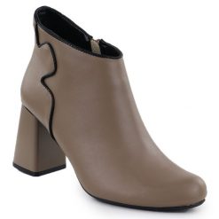 Skórzane eleganckie botki na słupku beżowe Jezzi OLI21-2. Brązowe botki damskie Jezzi, ze skóry, eleganckie, bez obcasa, na słupku, bez zapięcia. Za 239.99 zł.