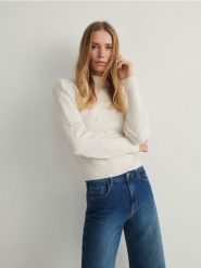 Sweter z dekoracyjnymi detalami - kremowy. Białe swetry damskie Reserved, l, bez wzorów, z dzianiny, bez kołnierzyka, bez ramiączek, bez kaptura. W wyprzedaży za 45.99 zł.