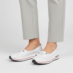 Półbuty damskie S.Barski, cholewka ze skóry naturalnej gładkiej z perforacją wsuwany fason dekoracyjna kokardka zaokrąglony nosek kontrastowe wstawki. Białe półbuty damskie S.BARSKI, bez wzorów, ze skóry, bez obcasa, na płaskiej podeszwie, bez zapięcia. Za 189.00 zł.