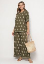 Ciemnozielony Komplet Wiskozowy w Boho Print Bluzka z Krótkim Rękawem i Szerokie Spodnie Natilene. Zielone bluzki damskie Born2be, l, bez wzorów, z materiału, boho, bez kołnierzyka, bez ramiączek. Za 84.99 zł.