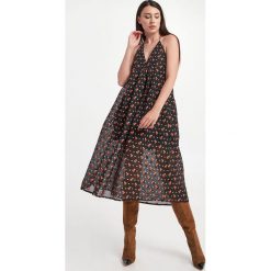 Sukienka Kada CUSTOMMADE. Sukienki damskie Custommade, s, bez wzorów, bez kołnierzyka, bez ramiączek. W wyprzedaży za 938.07 zł.