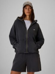 4F Bluza dresowa oversize z kapturem damska - czarna L. Czarne bluzy damskie 4f, na lato, l, bez wzorów, z dresówki, z kapturem. Za 199.99 zł.