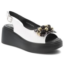 Sandały damskie Filippo, cholewka ze skóry naturalnej zabudowany przód aplikacja z koralikami i kamieniami, białe, DS7577/26. Białe klapki damskie Filippo, z aplikacjami, ze skóry, bez obcasa, na koturnie, bez zapięcia. Za 189.00 zł.