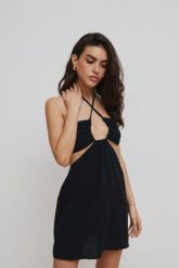 Sukienka z muślinu z wiązaniem na szyi w kolorze CZARNYM - LAVRA-XS. Czarne sukienki damskie Marsala, na co dzień, na lato, xs, bez wzorów, z bawełny, eleganckie, bez kołnierzyka, bez ramiączek, mini, dopasowane. W wyprzedaży za 57.48 zł.