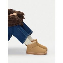 Botki JENNY. Czarne botki damskie Jenny, bez obcasa, na słupku, bez zapięcia. Za 179.99 zł.