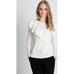 Bluzka w kolorze ecru z ozdobną falbaną BIALCON. Białe bluzki damskie BIALCON, eleganckie. W wyprzedaży za 167.00 zł.