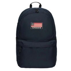 Klasyczny plecak damski z naszywkami Superdry Montana. Niebieskie plecaki damskie Superdry., z aplikacjami, eleganckie. W wyprzedaży za 216.05 zł.