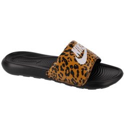 Klapki Nike Model Nike Victori One Slide Kolor Nadruk Zwierzęcy. Czarne klapki damskie Nike, bez wzorów, z materiału, bez obcasa. Za 119.99 zł.