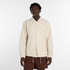 Kurtka męska New Balance MJ61U6AJLIN – beżowa. Brązowe kurtki męskie New Balance, m, bez wzorów, z materiału, klasyczne, bez kaptura. Za 329.99 zł.