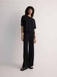 Spodnie z modalem - czarny. Czarne spodnie materiałowe damskie Reserved, l, bez wzorów, z dzianiny. W wyprzedaży za 89.99 zł.