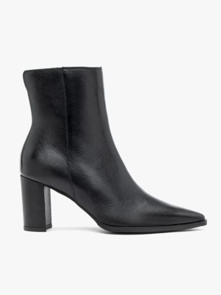 Czarne wyższe botki. Czarne botki damskie Ryłko, ze skóry, eleganckie, za kostkę, bez obcasa, na słupku, bez zapięcia. Za 549.99 zł.