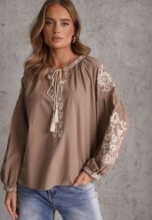 Beżowa Rustykalna Bluzka z Bawełny Zdobiona Haftem i Sznurkiem z Chwostami Marytea. Brązowe bluzki damskie Renee, l, z aplikacjami, z bawełny, boho, bez kołnierzyka, bez ramiączek. Za 129.99 zł.