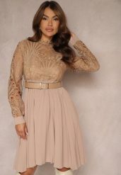 Beżowa Sukienka Retro z Paskiem z Ekoskóry Ozdobiona Ażurową Koronką Nevelime. Brązowe sukienki damskie Renee, m, w ażurowe wzory, z koronki, eleganckie, bez kołnierzyka, bez ramiączek, midi, dopasowane. Za 209.99 zł.