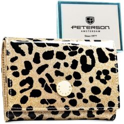Portfel damski ze skóry ekologicznej i naturalnej w złotym kolorze w cętki - Peterson. Żółte portfele damskie Peterson, bez wzorów, ze skóry ekologicznej. Za 114.99 zł.