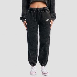 Spodnie dresowe damskie oversize z kieszeniami czarne Aura Washed. Czarne spodnie dresowe damskie GYMBEAM, s, bez wzorów, z bawełny. Za 131.90 zł.