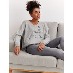 SWETER DAMSKI Z INTRYGUJĄCYM HAFTEM. Swetry damskie marki TOP SECRET. W wyprzedaży za 99.99 zł.