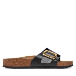 Klapki Birkenstock. Czarne klapki damskie Birkenstock, bez wzorów, bez obcasa. Za 359.99 zł.