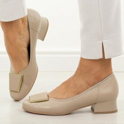 Beżowe skórzane Polskie czółenka damskie na obcasie Góral 1932. Brązowe czółenka damskie Góral, z aplikacjami, ze skóry, biznesowe, z okrągłym noskiem, bez obcasa, na obcasie, bez zapięcia. Za 419.00 zł.