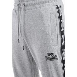 Spodnie dresowe klasyczne Lonsdale Grutness. Czarne spodnie sportowe męskie Lonsdale, l, bez wzorów, z dresówki. Za 237.00 zł.